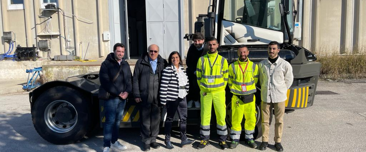 H2PORTS, il trattore portuale a idrogeno è pronto: Grimaldi inizia la sperimentazione a Salerno